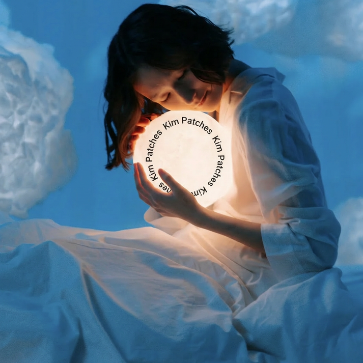 Donna che abbraccia una sfera luminosa